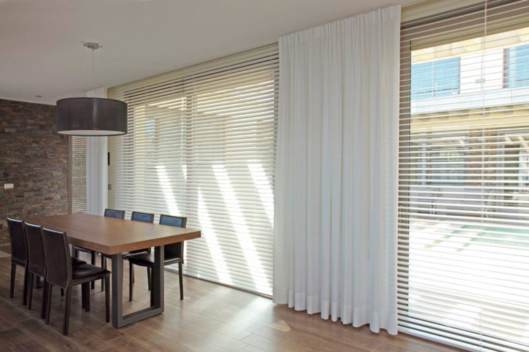 Carpinteria iberre cortinas estores bandalux venecianas madera 768x512