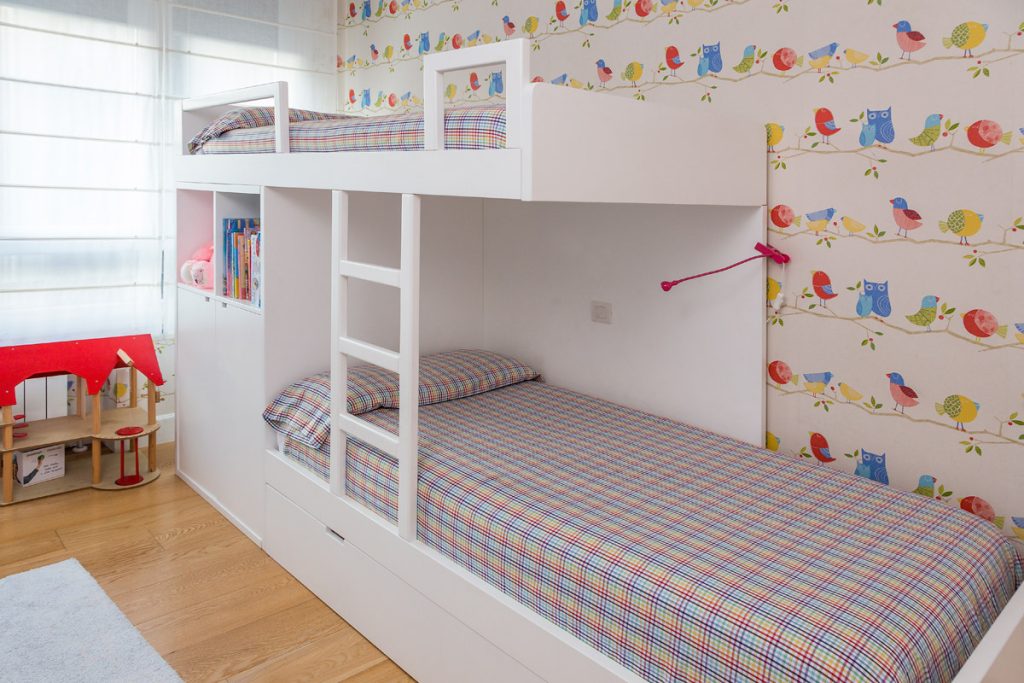 Carpinteria iberre muebles cama tren lacada