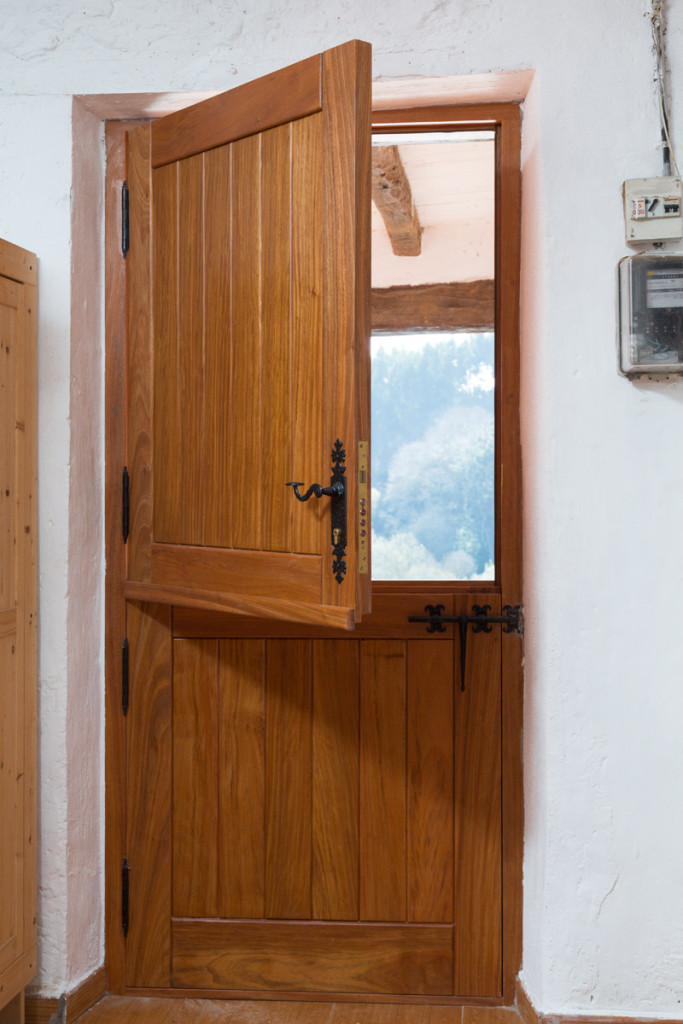 Carpinteria iberre puertas entrada caserio